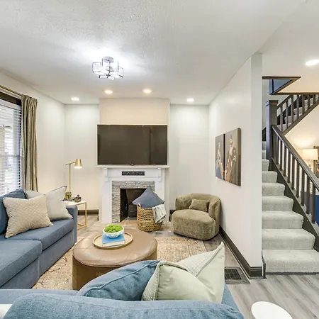 4 Mi To Dtwn Modern Retreat With Yard In Cleveland Villa